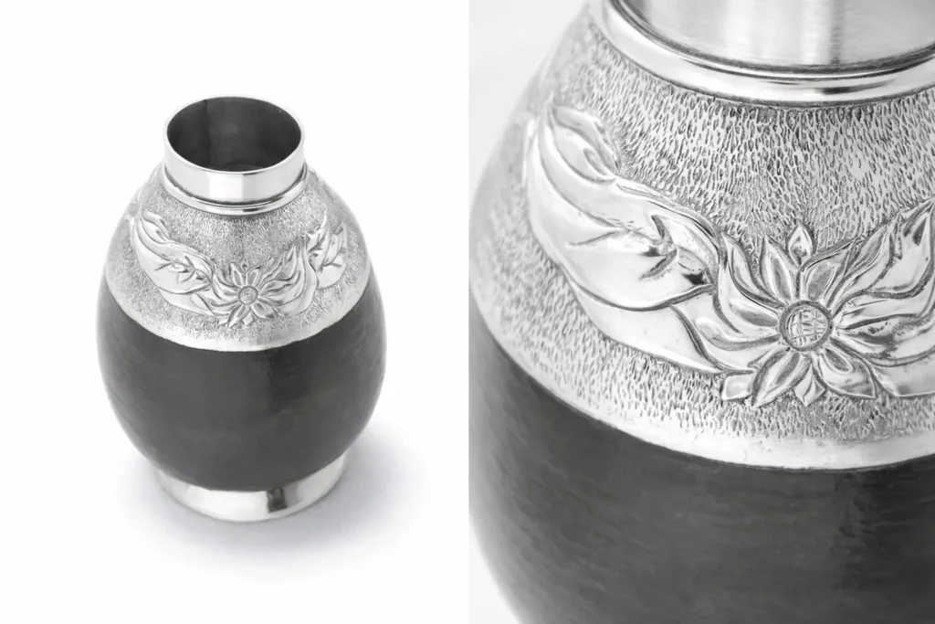 Virola para mate Flores Campesinas – cincelado en alpaca Detalle de cincelado floral en virola de mate