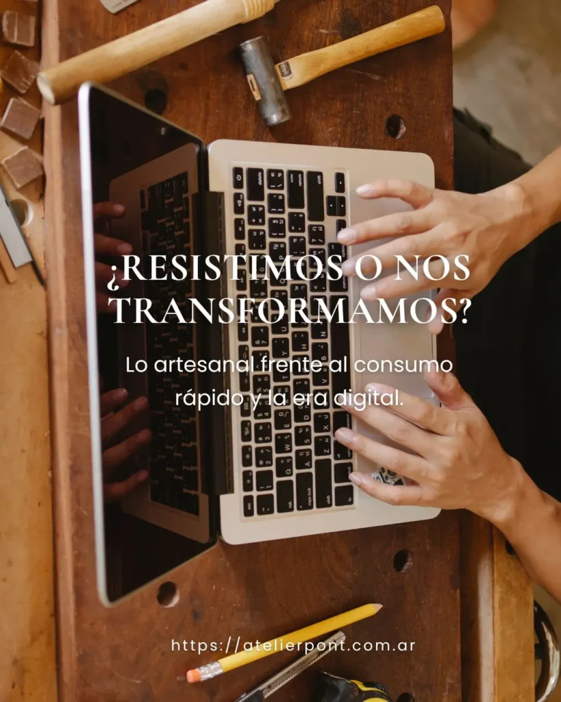 Mesa de trabajo artesanal con notebook y herramientas de joyería