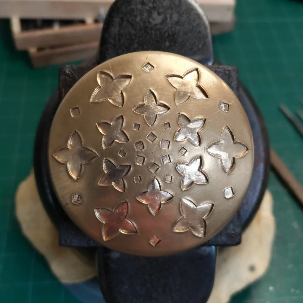 Detalle del proceso de cincelado inicial en una pieza de laton, por Toru Nishiyama.