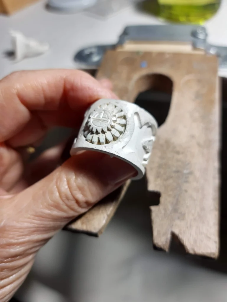Anillo Hopi recién fundido en plata mediante técnica de cera perdida