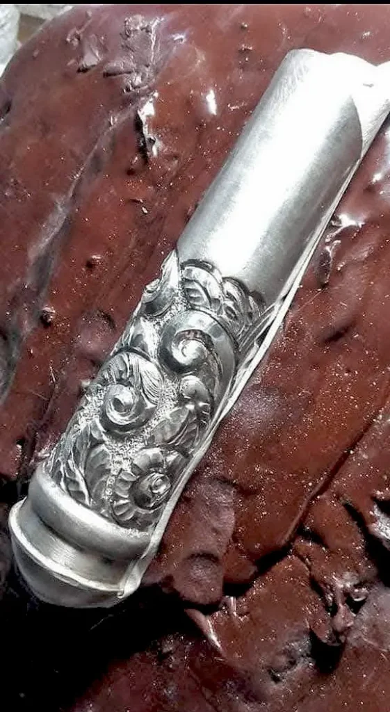 Detalle del proceso de cincelado manual para el Bastón de Mando de la ciudad de Rosario.