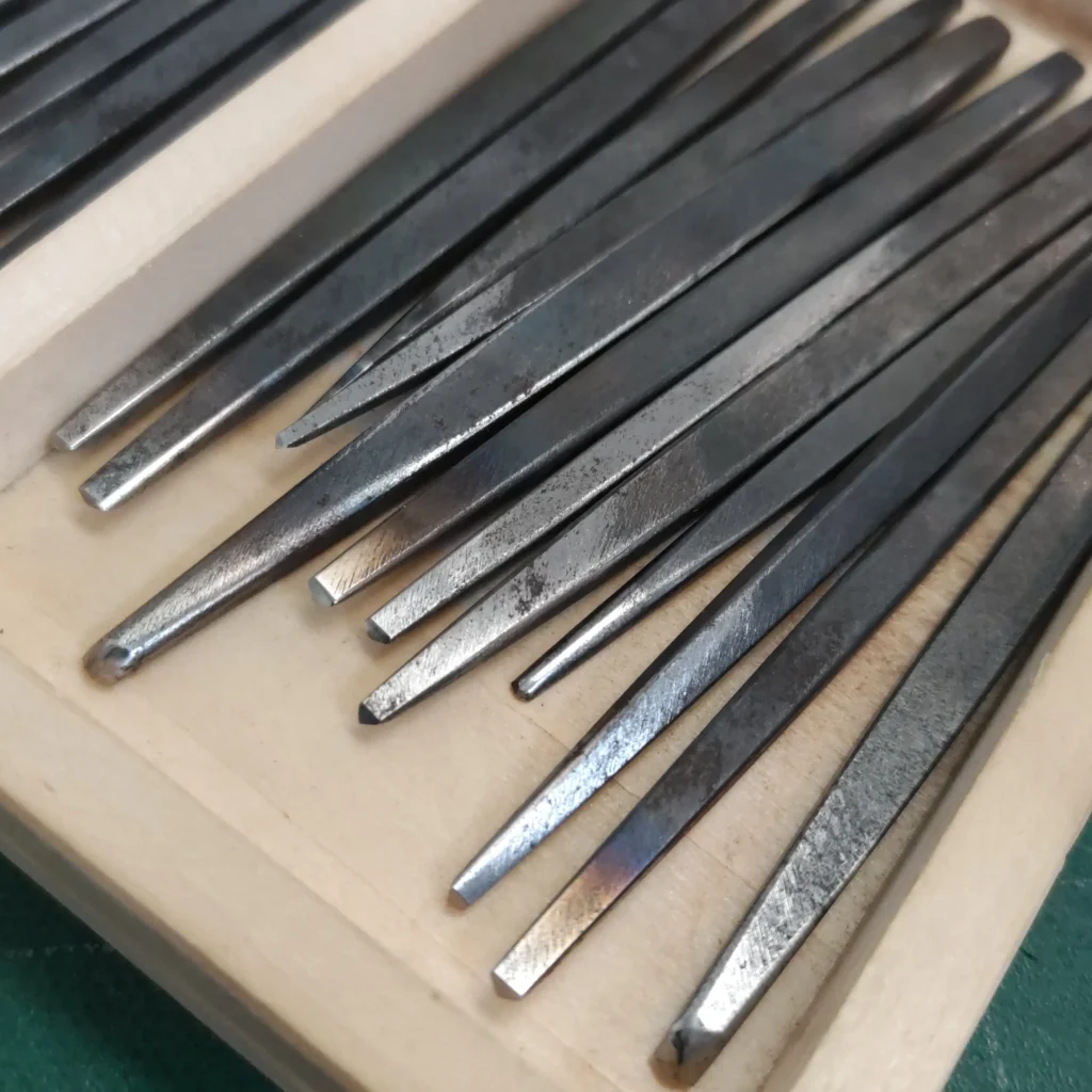 Primer plano de las variadas puntas de los cinceles de Toru Nishiyama, forjadas a mano