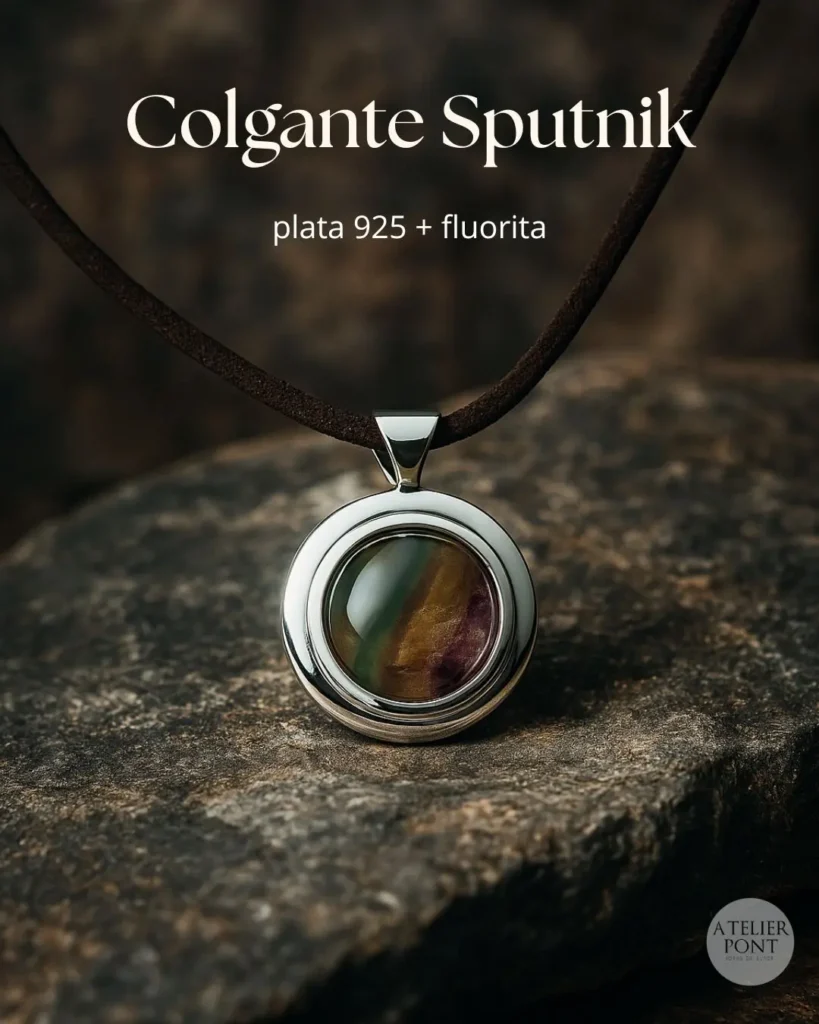 Dije Sputnik en plata 925 con fluorita cabujón