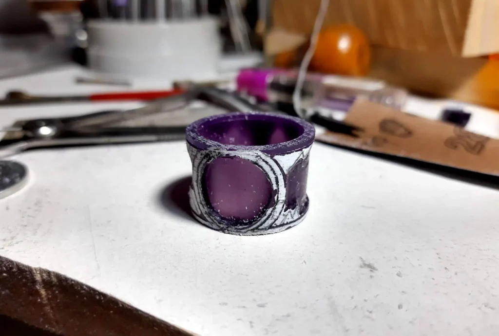 Modelado en cera de un anillo Hopi en proceso de tallado
