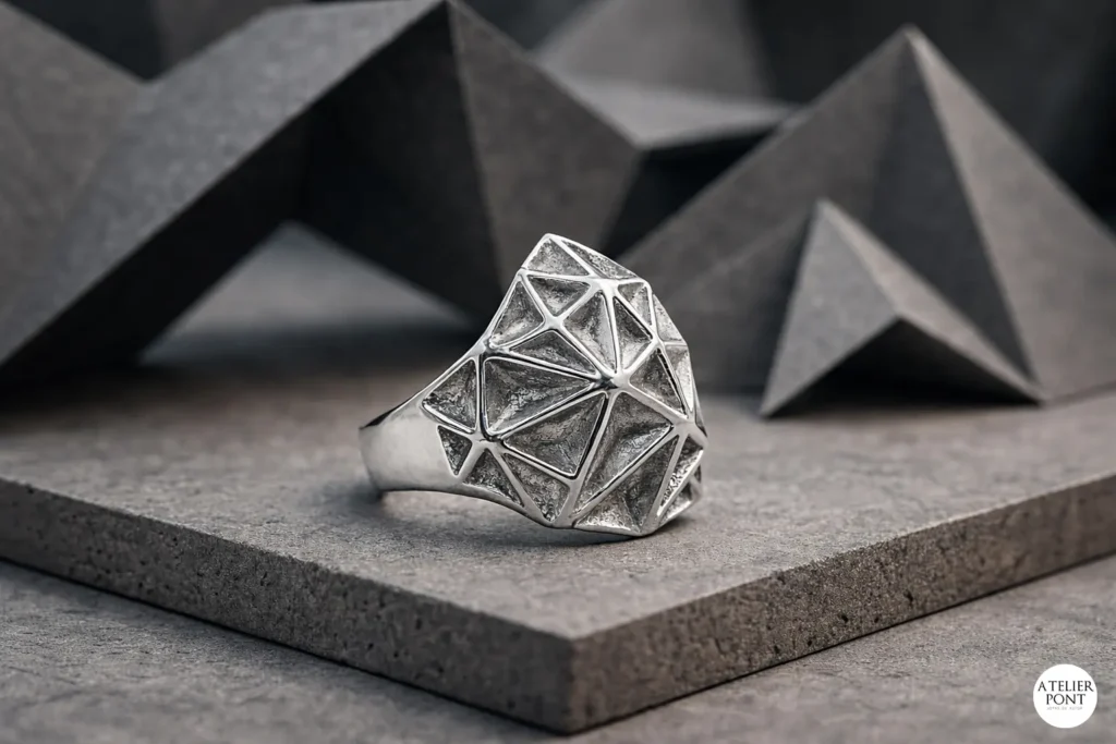 Anillo de plata 925 Geoda Urbana, colección Geometrías Urbanas, con diseño de planos facetados y texturas de fundición.