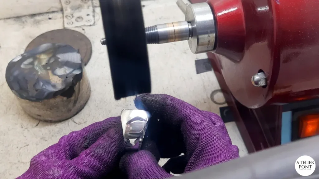 Proceso de pulido espejo en motor de banco para anillo de plata 925 artesanal.