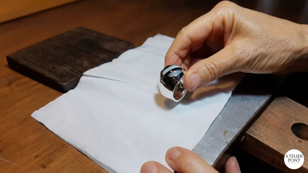 Anillo artesanal de plata 925 con ágata Botswana terminado sobre banco de orfebre.