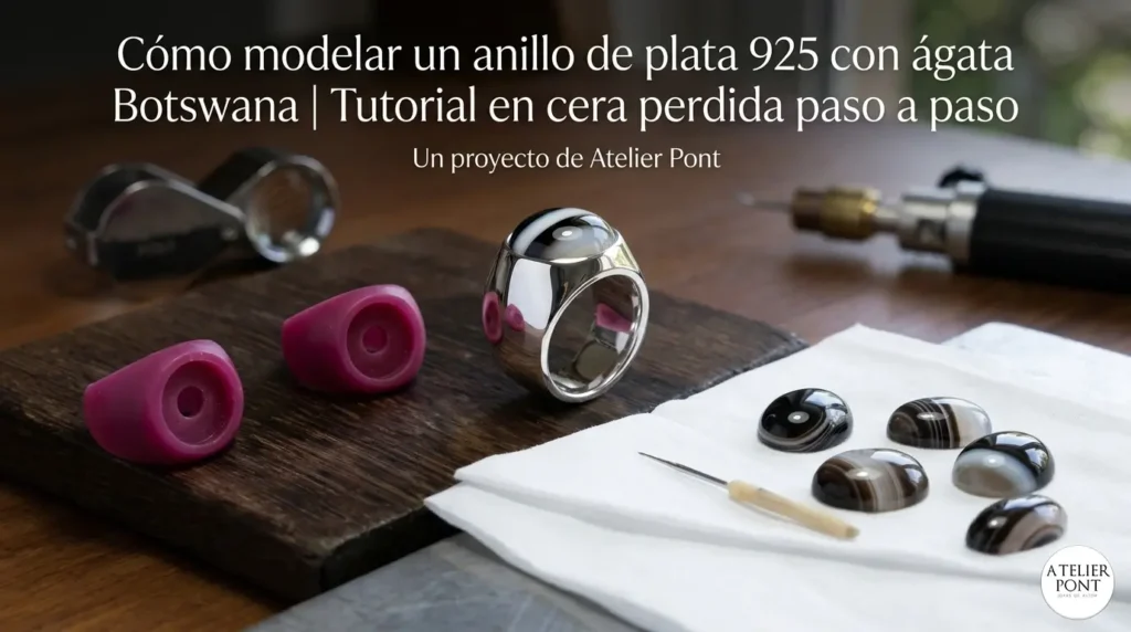 Composición profesional que muestra un anillo de plata 925 terminado con ágata Botswana, junto a su modelo en cera Ferris magenta, en un taller de joyería artesanal.