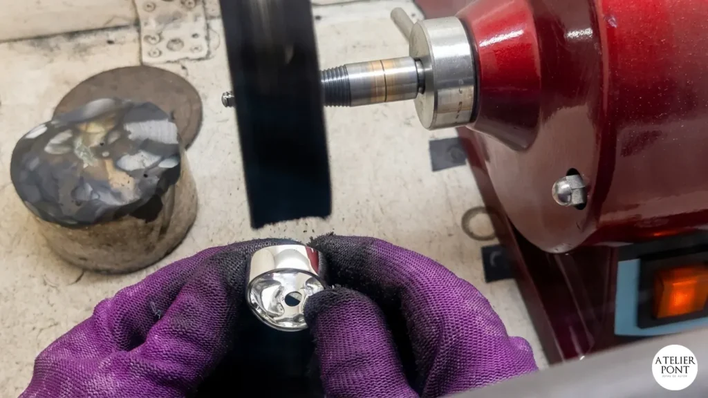 Detalle de anillo de plata con acabado brillo espejo tras el proceso de fundición.