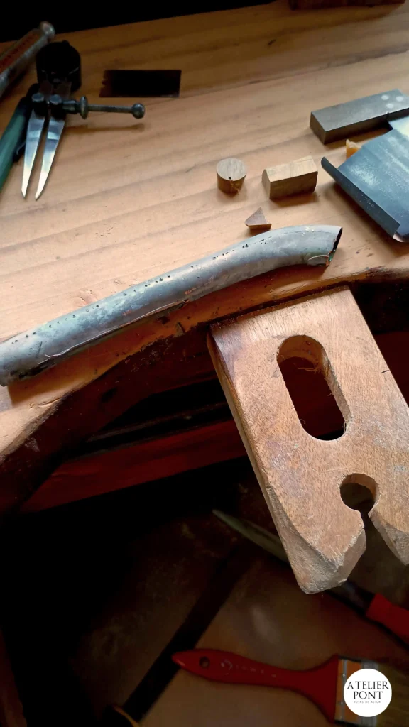 Fragmento de cobre recuperado de un antiguo calefón utilizado para la construcción del Anillo Zaha.