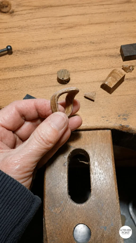 Etapa de conformación donde comienzan a aparecer las líneas orgánicas y arquitectónicas que caracterizan la pieza.