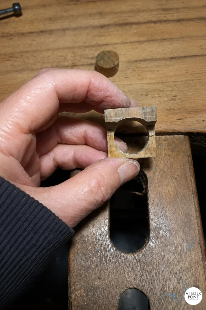 Proceso inicial de vaciado de la madera para definir el espacio interior del anillo y establecer sus proporciones.
