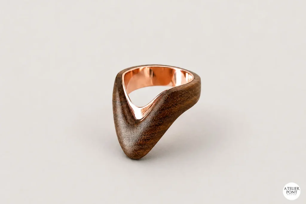 Anillo Zaha de la serie Alquimia Material realizado en palo santo recuperado y cobre reciclado.