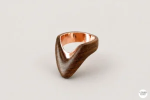 Anillo Zaha de la serie Alquimia Material realizado en palo santo recuperado y cobre reciclado.