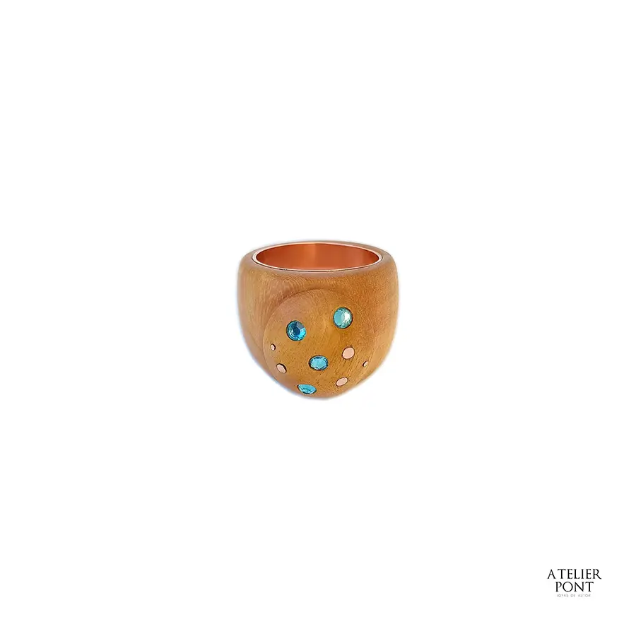 Vista frontal del anillo MV-01 realizado en madera Vira Pita, cobre reciclado y cristales Swarovski.