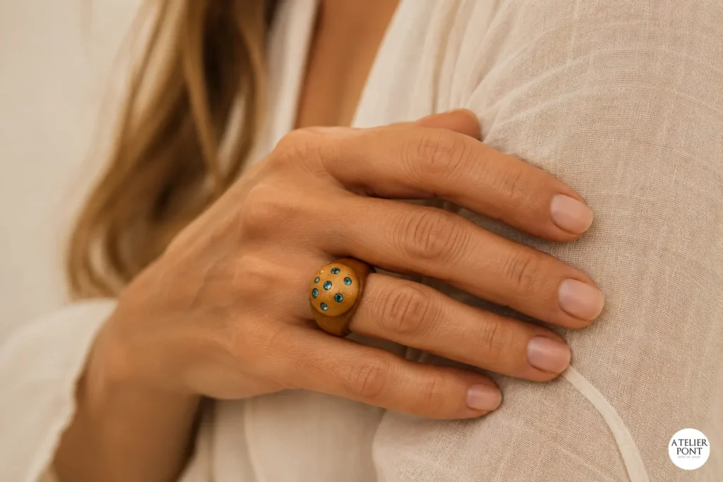 Mujer llevando el anillo MV-01 de madera, cobre reciclado y cristales Swarovski.