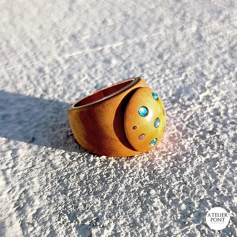 Vista frontal del anillo MV-01 realizado en madera Vira Pita, cobre reciclado y cristales Swarovski.