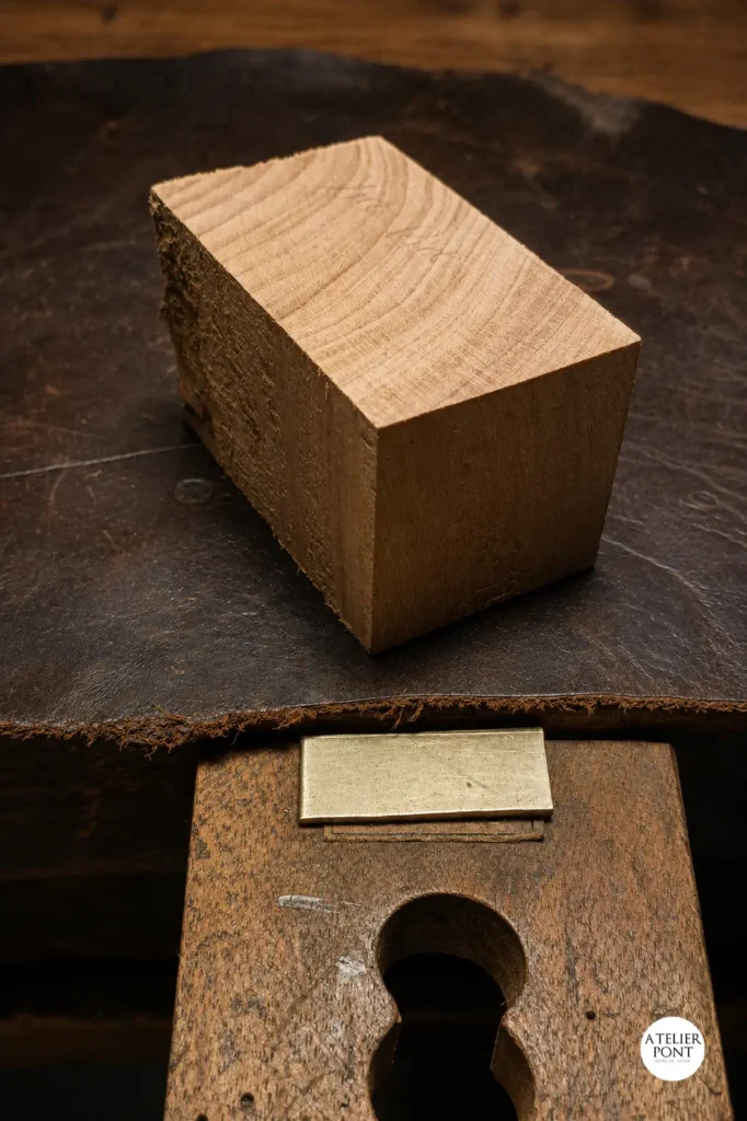 Bloque de madera Vira Pita recuperada utilizado como materia prima para la creación del anillo MV-01.