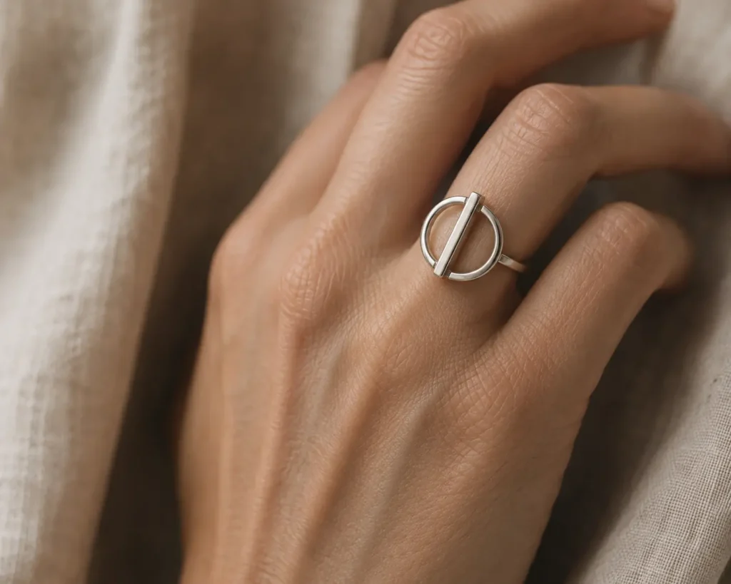 Anillo conceptual Con-tensión en uso, resultado de un proceso de exploración creativa entre el oficio de la orfebrería y la inteligencia artificial.